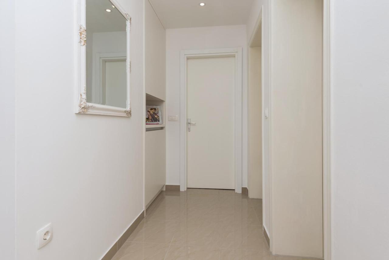 Strawberry Apartment