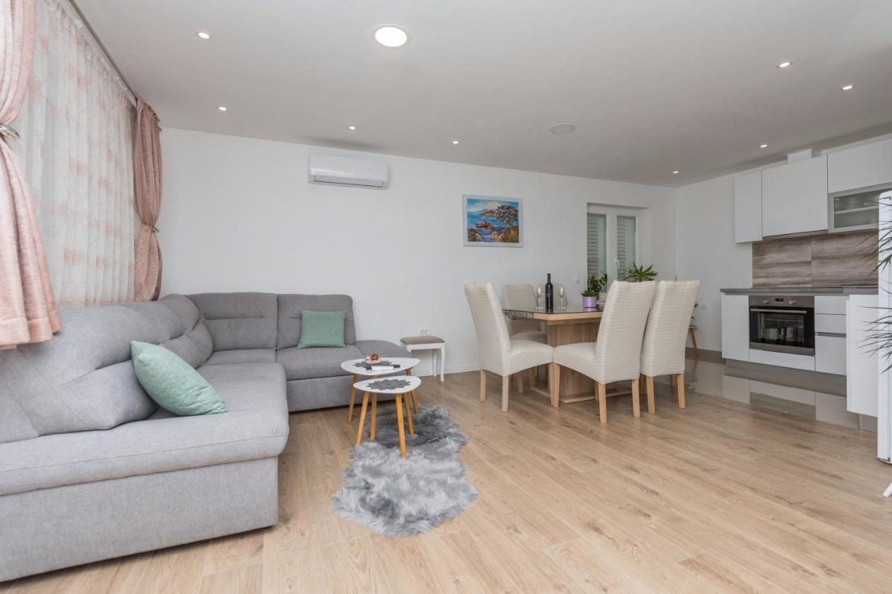 Apartment Strawberry Makarska