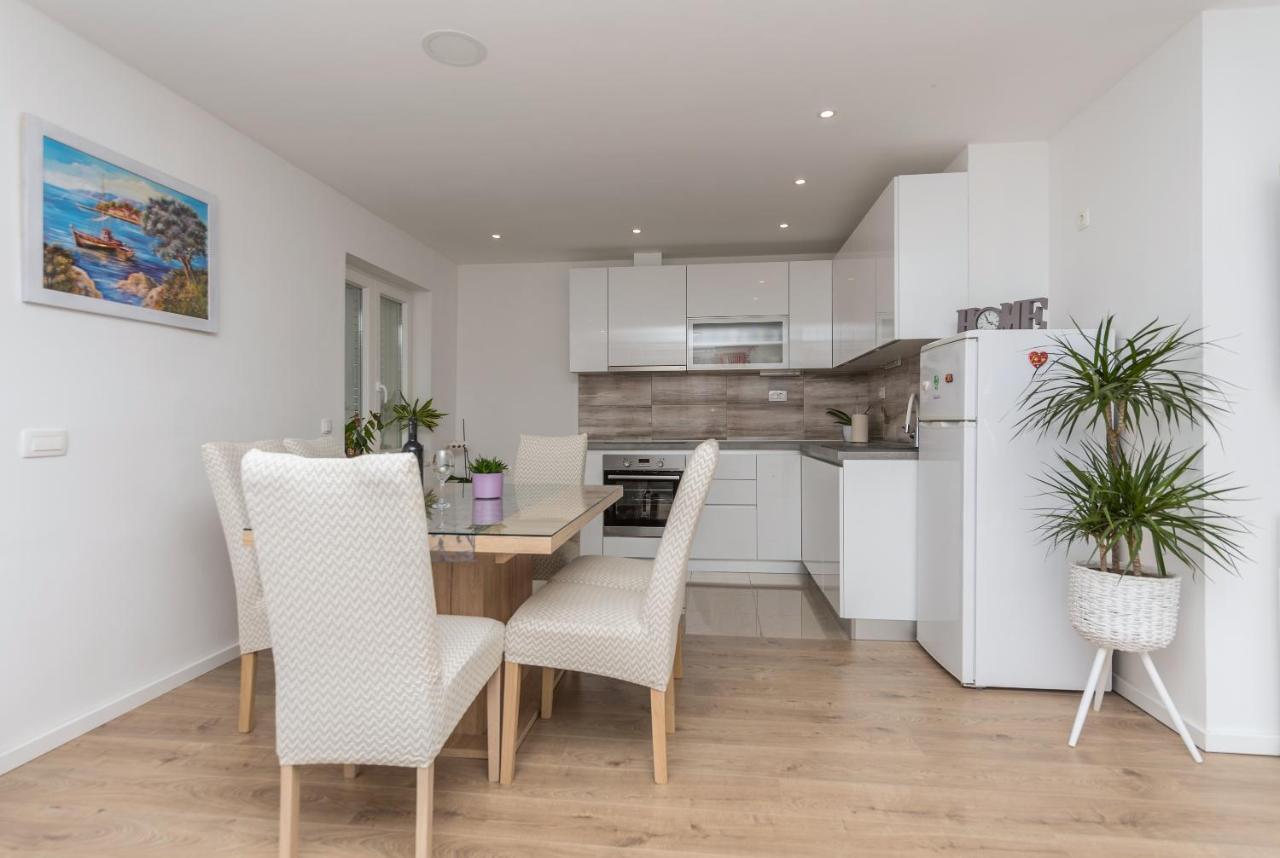 Apartment Strawberry Makarska